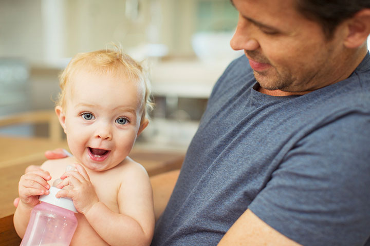 婴儿在九个月大的时候可能会说“妈妈”和“爸爸”
