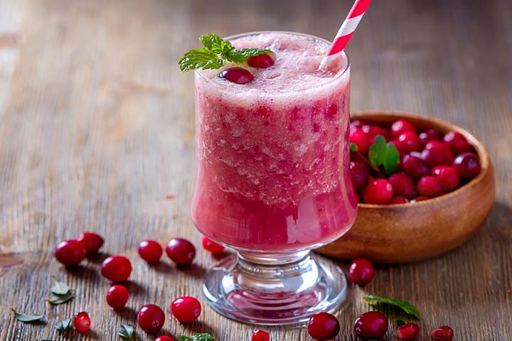 将酸莓混合成健康的冰沙给你的孩子。