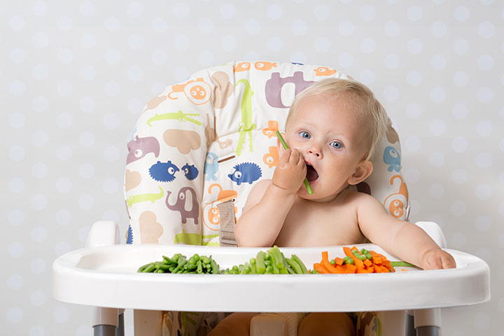 到9个月时，婴儿可以用拇指和食指夹住食物