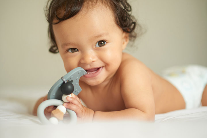 咀嚼牙齿常常会引起一些婴儿的呕吐反射。