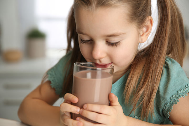 巧克力牛奶是甜饮料的健康替代品