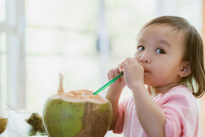 喝椰子水可以去除孩子皮肤上多余的油脂