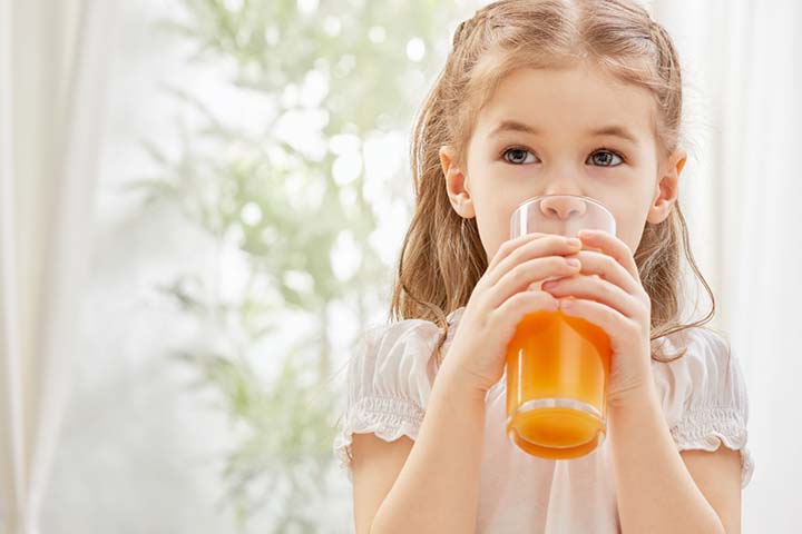 给你的孩子一杯新鲜的橙汁作为早餐。