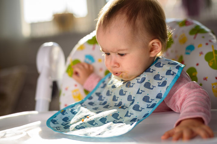 如果婴儿呕吐，保持冷静，让他们把食物吐出来。