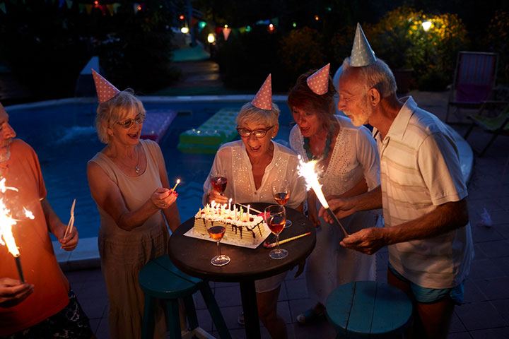 泳池边派对，80岁生日派对的主意