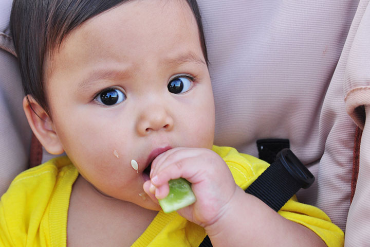 把黄瓜切成片，这样宝宝就可以拿着吃了