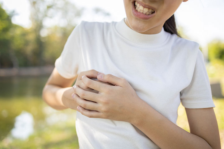 由于胃酸反流，青少年可能会经常感到胃灼热。