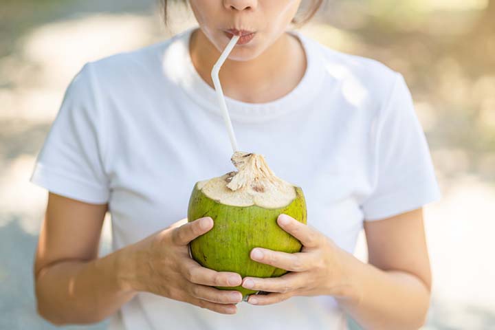 嫩椰子含有丰富的水分，支持水合作用。