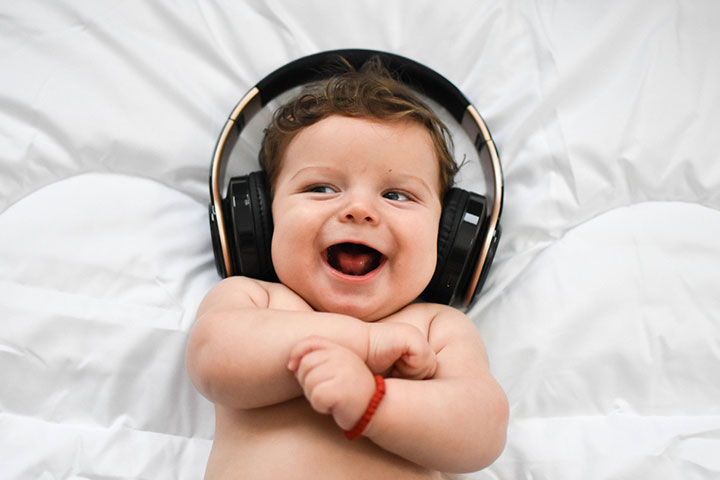 婴儿对声音的反应是发出咿呀学语的声音。