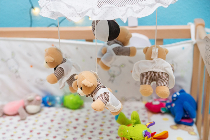 婴儿床里的玩具和物品
