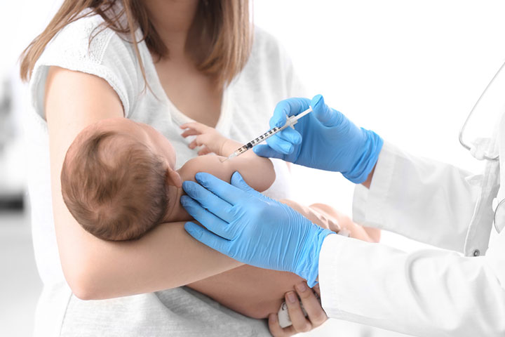 给宝宝接种疫苗以预防感染