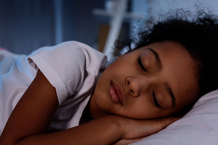 你的孩子应该每天在同一时间睡觉。