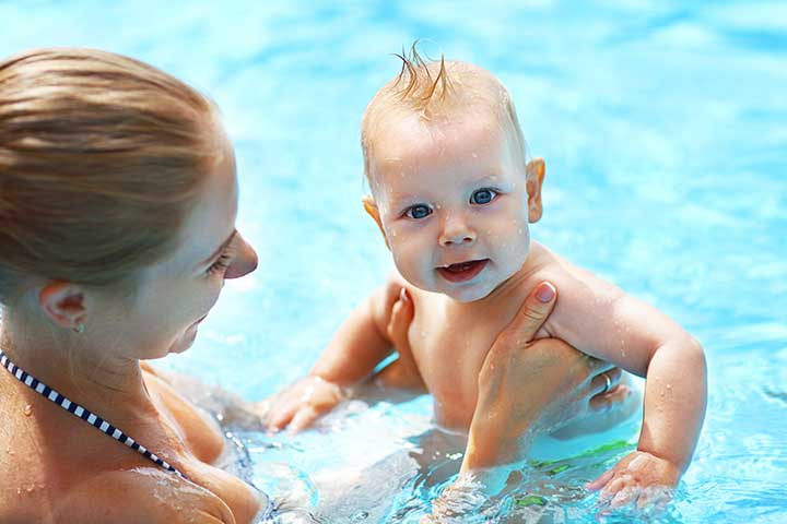 可以教婴儿基本的游泳