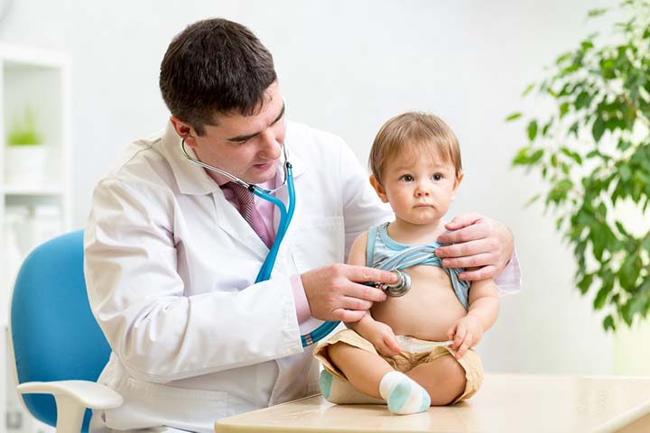 医生检查婴儿以诊断胎儿畸形。