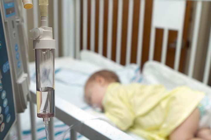 静脉滴注可以帮助患有先天性水肿的婴儿补充水分。